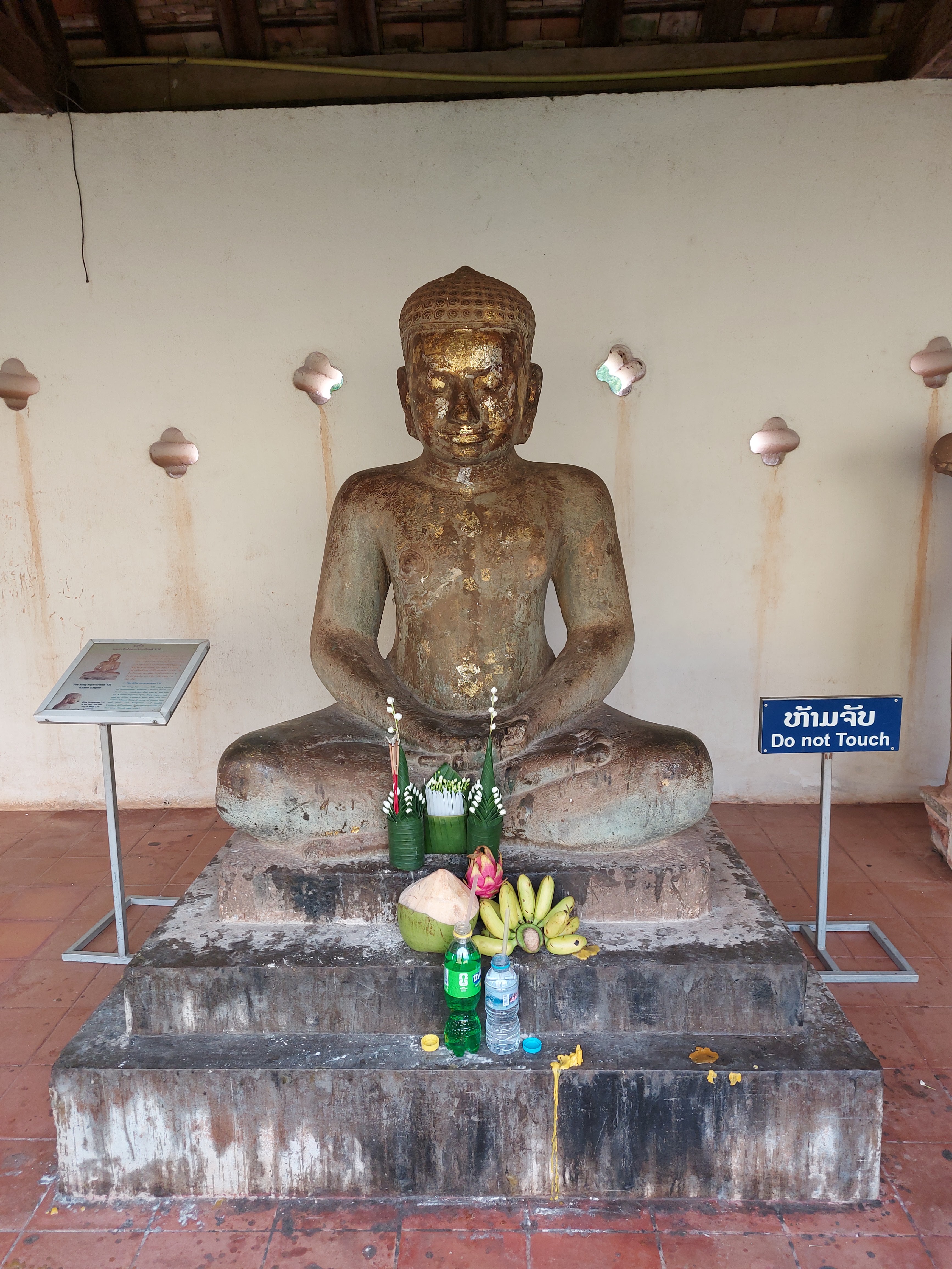 เงาช้างสะท้อนในน้ำนิ่ง