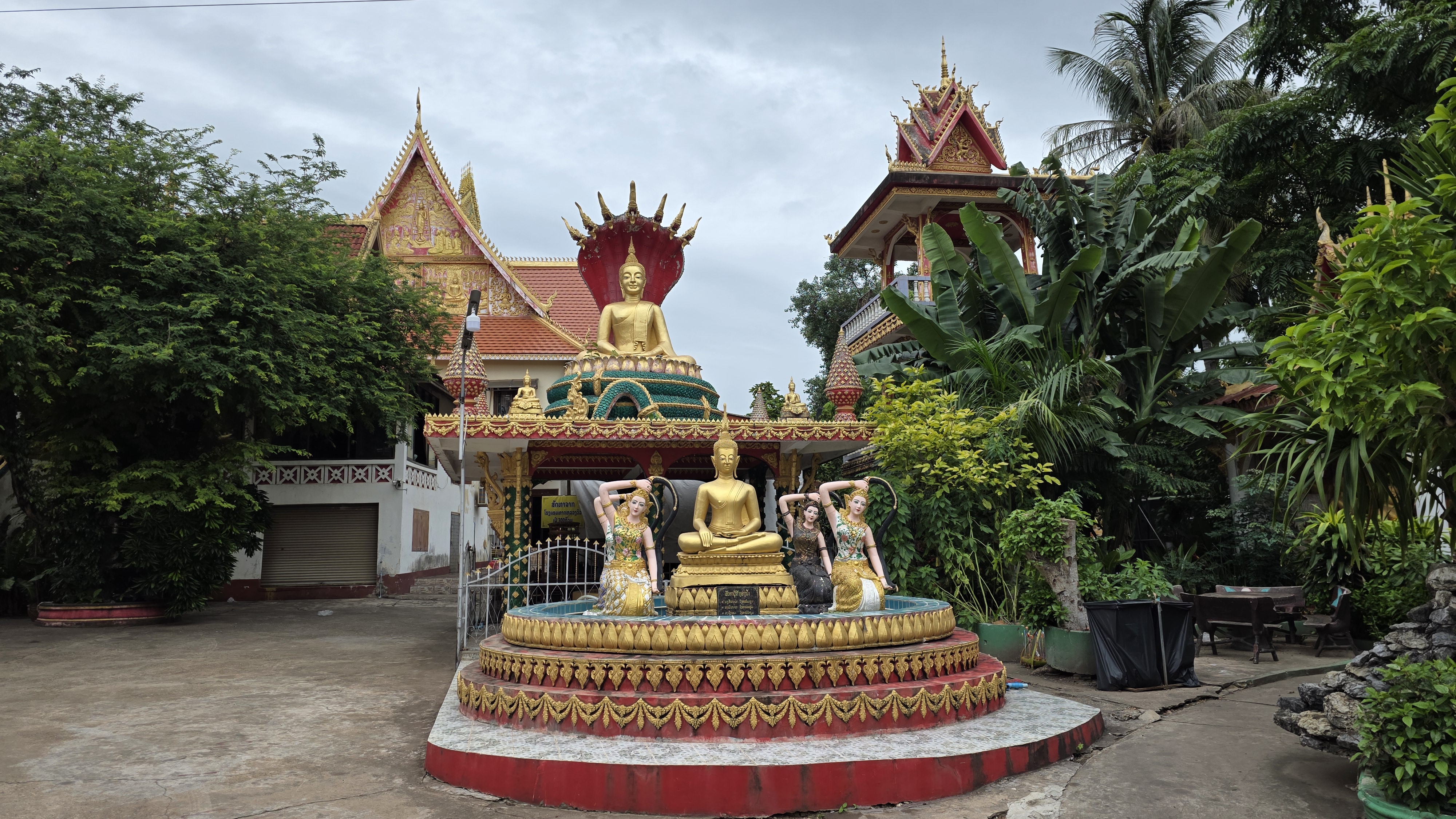 สะพานไม้ข้ามบึงเล็ก