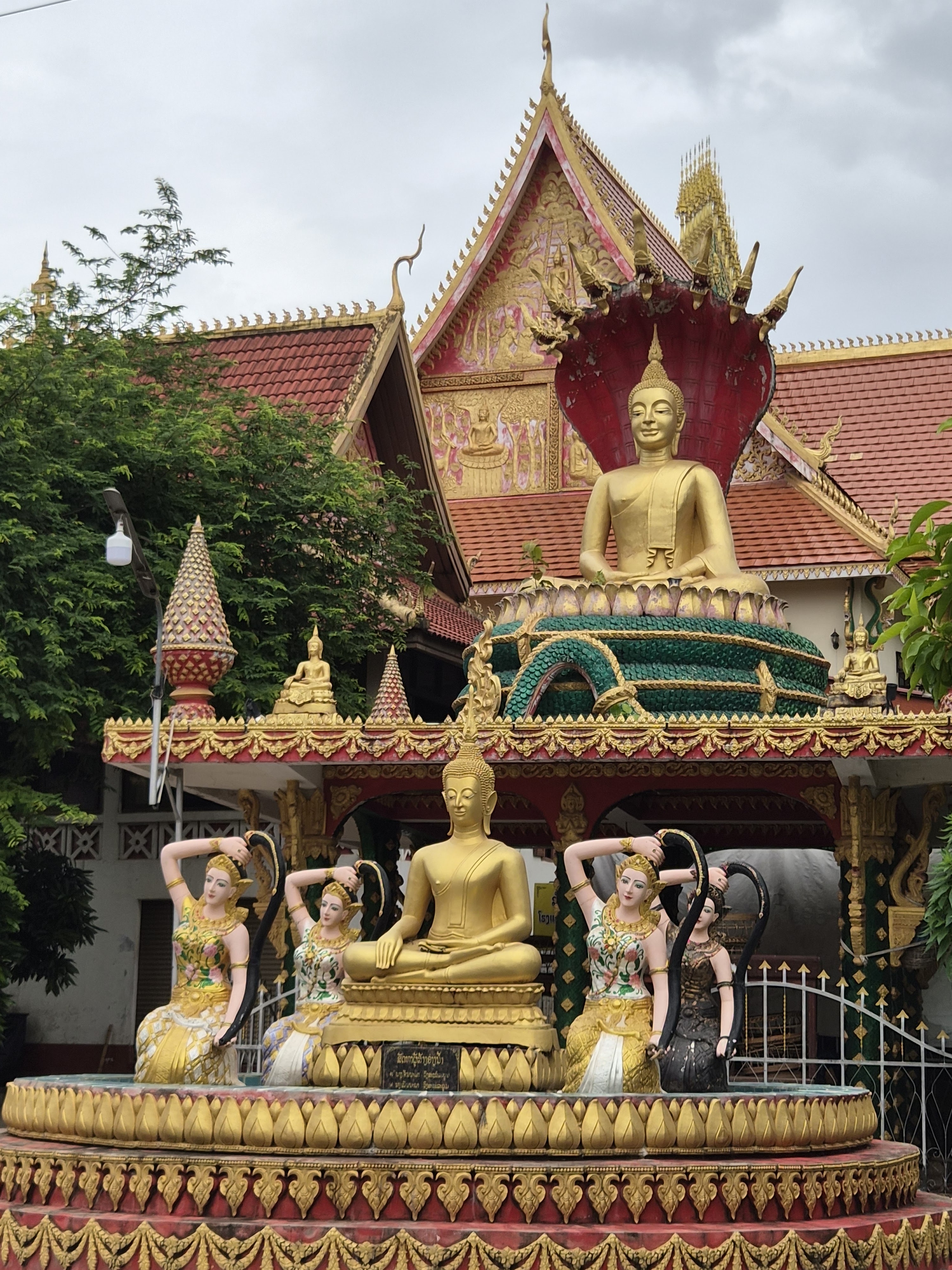 เทพเจ้าฮินดูสลักคอนกรีต